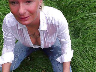 Junge Fotzen werden bei einer Orgie