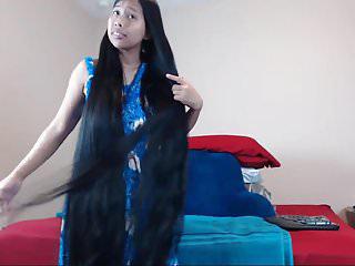 Hübsche Asiatin mit langen Haaren strippt und spielt mit ihrer Muschi