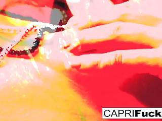 Capri spielt mit ihrer feuchten Muschi und ihren Titten