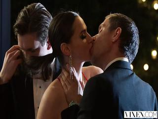 Babe Tori Black bei einem Dreier mmf in den Arsch gefickt