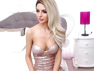 Sexy blondes Babe spielt mit ihrer Muschi