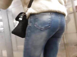 Netter runder Arsch in engen Jeans