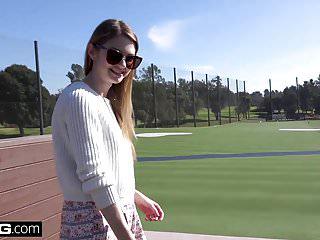 Nadya nabakova macht sich nackt im golf