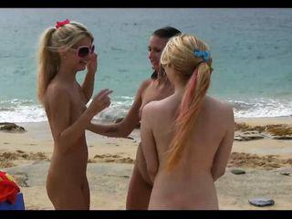 Zwei nackte Mädchen am Strand - Voyeur filmt alles