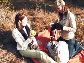 Wenn die sexy Lesben mit Strapon ficken