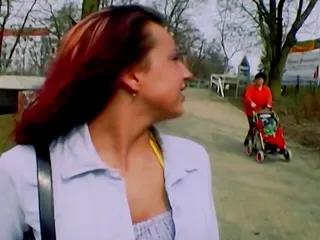 Schones deutsches Babe liebt es ihre rasierte Möse zu verwöhnen