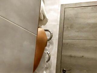 Rita Fox wäscht sich die Muschi unter der Dusche