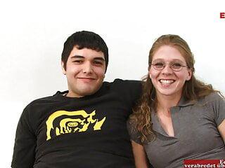 Schlanke Ehefrau fickt mit einem schwarzen vor den Augen ihres Mannes