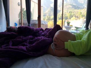 Hübsches Girl fingert ihre feuchte Möse bis zum Orgasmus