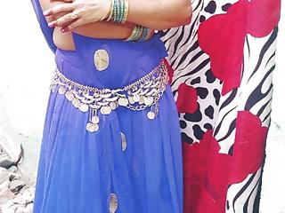 Schöne indische Mädels haben Spass mit ihren nackten Männern