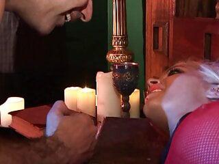 Lusterne Teen setzt sich auf Schwanz des vermieters